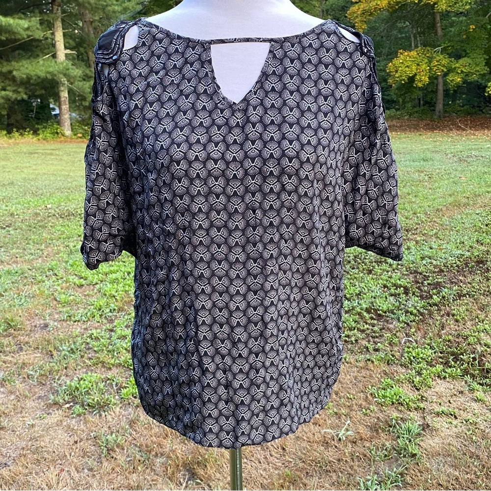 LEIFSDOTTIR ANTHROPOLOGIE TOP BLOUSE BLACK GRAY SILK OPEN WORK SLEEVES SIZE 2
